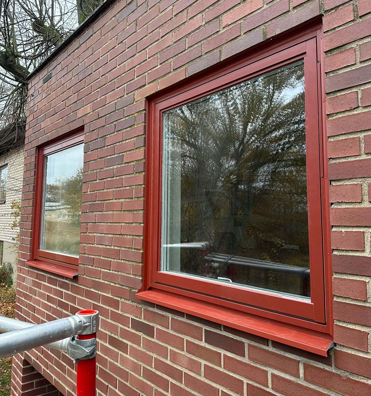 Röda Ntech Vridfönster monteras i tegelvilla från 60-talet