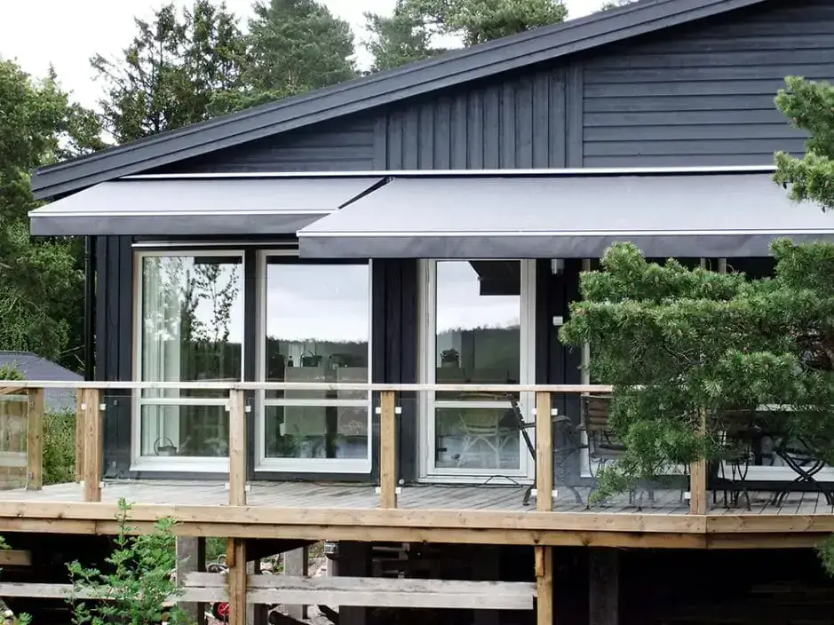 Terrassmarkis över uteplats